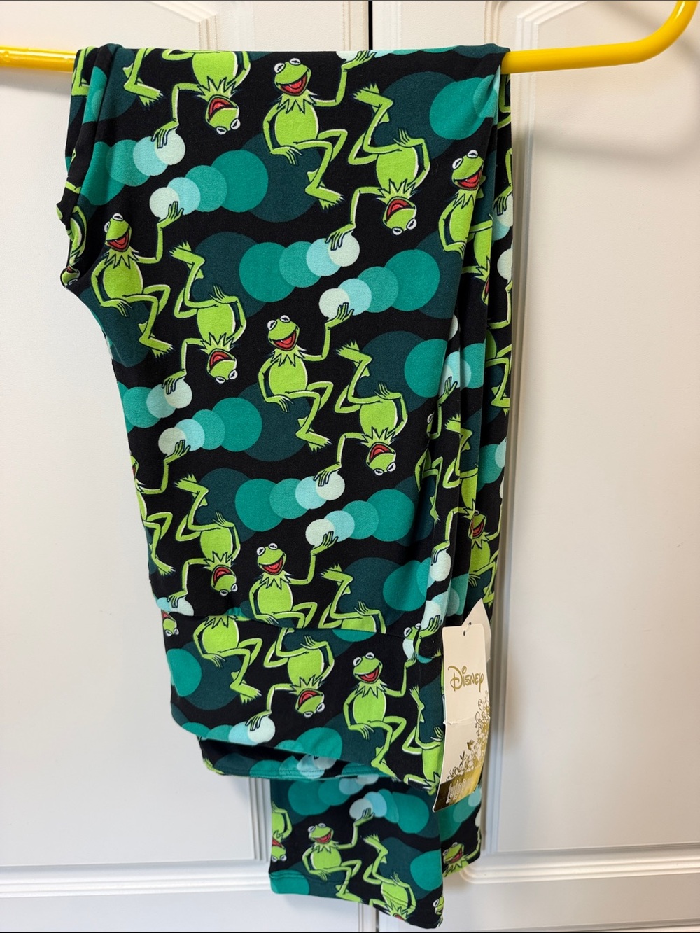 NWT Disney LulaRoe Green Kermit the Frog Black & green tall & curvy leggings.